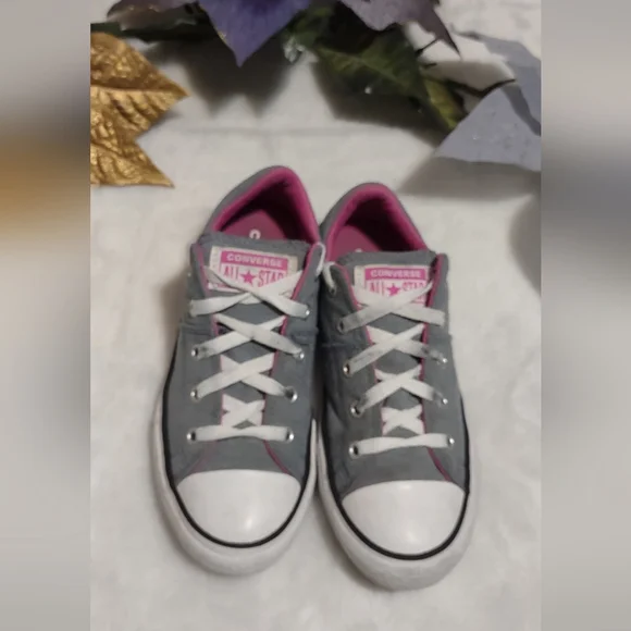 Converse shoes for girls size 2 - Picture 1 of 7